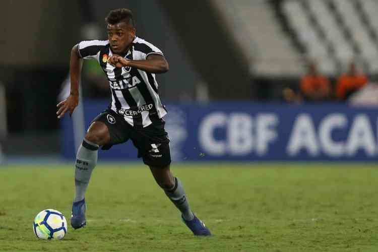 Santa Cruz pede e Botafogo estuda liberar meia Marcos Vincius e outros trs atletas 